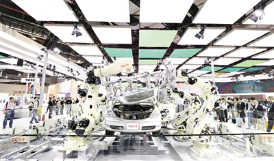 在第二届进博会装备展区，日本那智不二越公司展台的超高速点焊SRA系列机器人。记者 方喆 摄